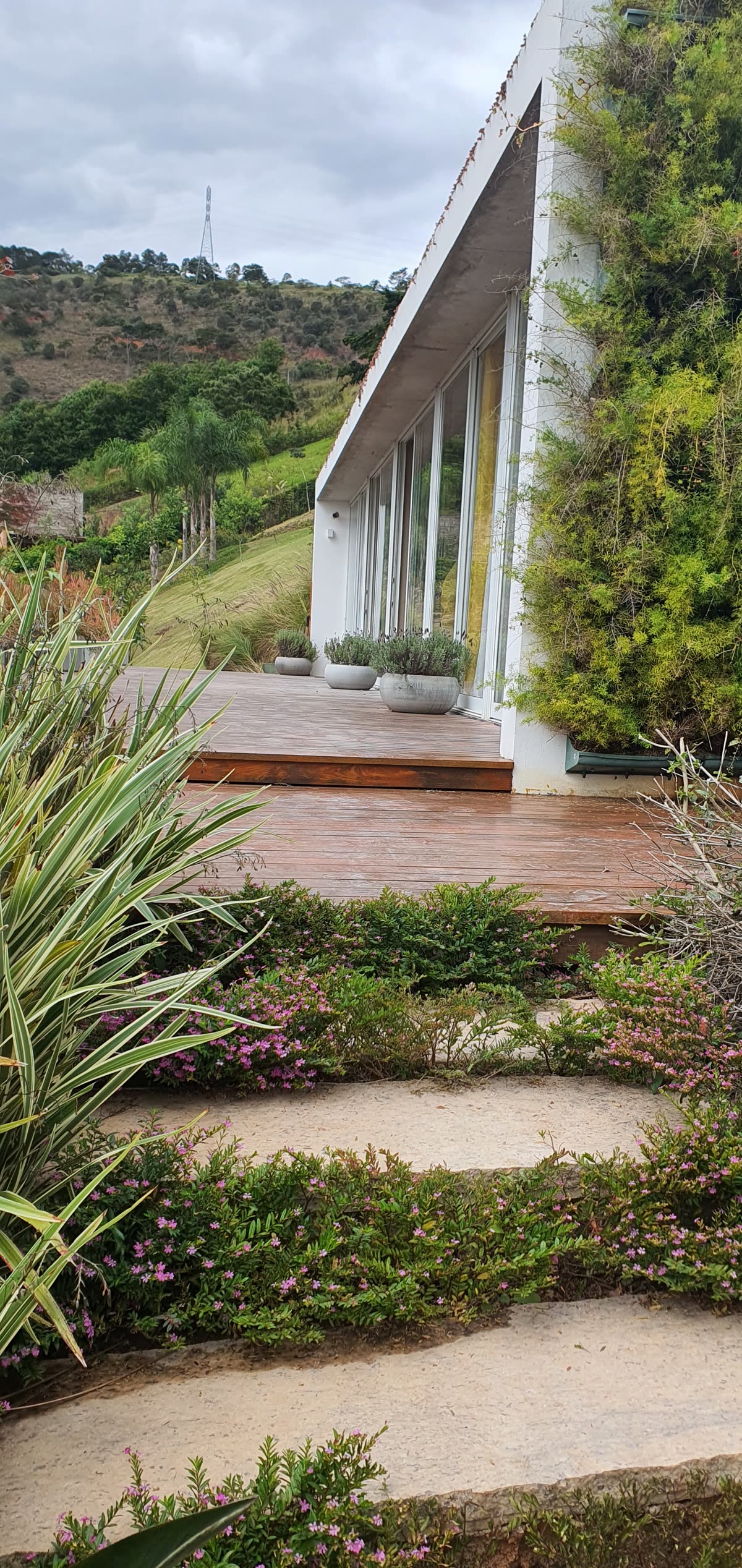 Deck e paisagismo com vista para a serra