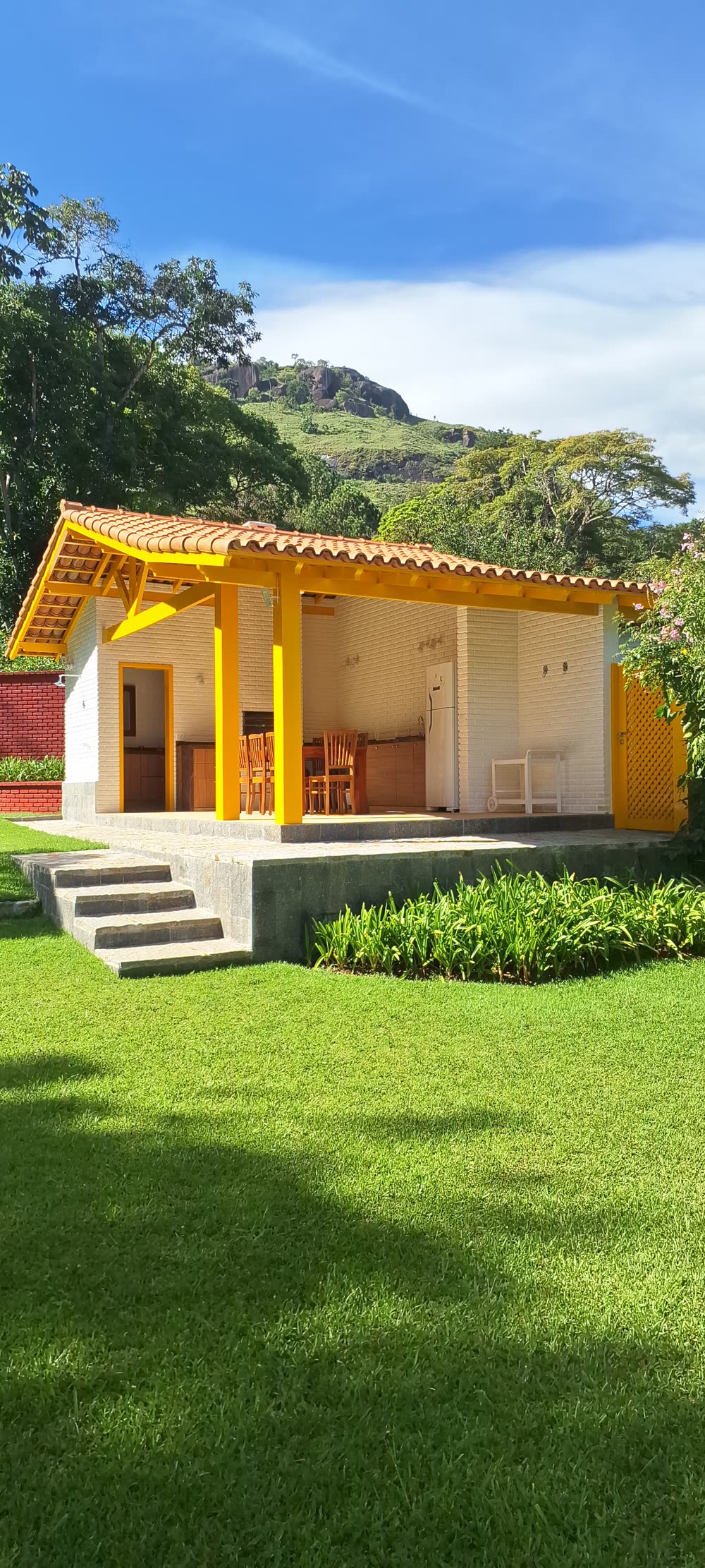 Pavilhão de convivência integrado à paisagem serrana